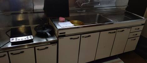 Kjøleskap, mikrobølgeovn, kokeplater og kjøkkenutstyr