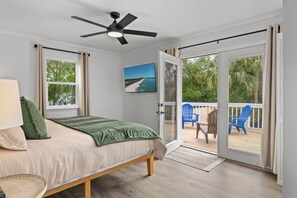 3 quartos, escrivaninha, ferros/tábuas de passar roupa, berço de viagem