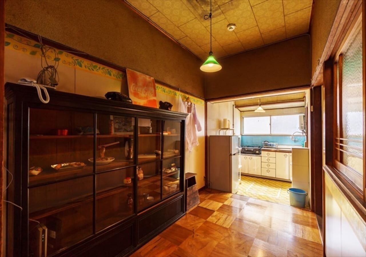 冷蔵庫、電子レンジ、コンロ、調  理器具と食器