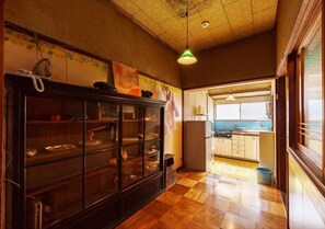 Kjøleskap, mikrobølgeovn, kokeplater og kjøkkenutstyr