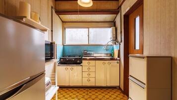 Fridge, microwave, stovetop, cookware/dishes/utensils