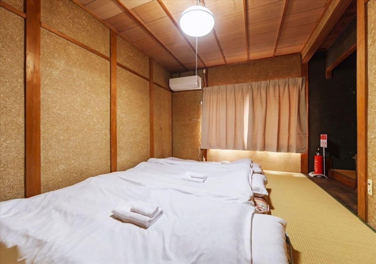 1 室のベッドルーム、デスク、WiFi (無料)、ベッドシーツ