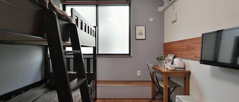 1 室のベッドルーム、デスク、WiFi (無料)、ベッドシーツ