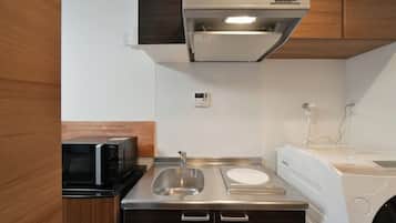 Refrigerador, microondas, parrilla de estufa y utensilios de cocina