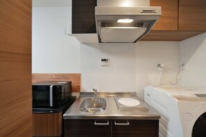 Een koelkast, een microgolfoven, een kookplaat