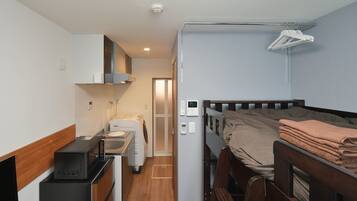 1 室のベッドルーム、デスク、WiFi (無料)、ベッドシーツ