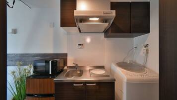 Refrigerador, microondas, parrilla de estufa y utensilios de cocina