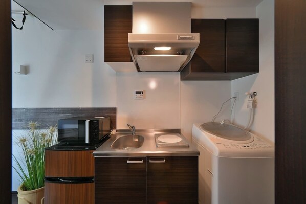 Fridge, microwave, stovetop, cookware/dishes/utensils - Sangenjaya 6 minutes walk Shibuya Futakotamaga / Setagaya-ku Tokyo (Setagaya-ku)