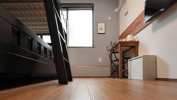 1 habitación, escritorio, wifi gratis y ropa de cama