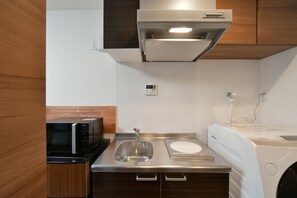 Kühlschrank, Mikrowelle, Herdplatte, Kochgeschirr/Geschirr/Besteck