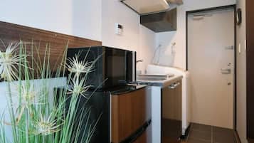 Fridge, microwave, stovetop, cookware/dishes/utensils