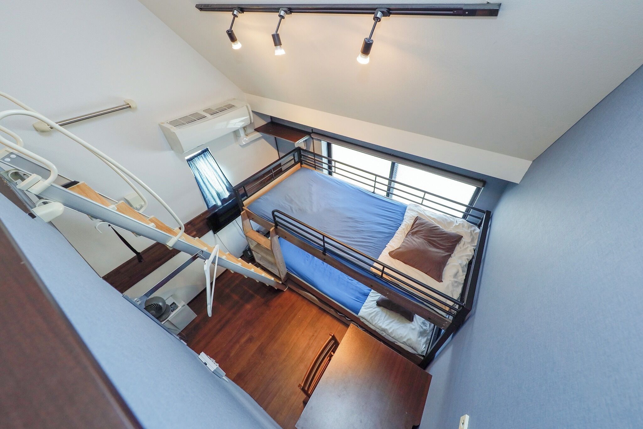 1 間睡房、書桌、床單