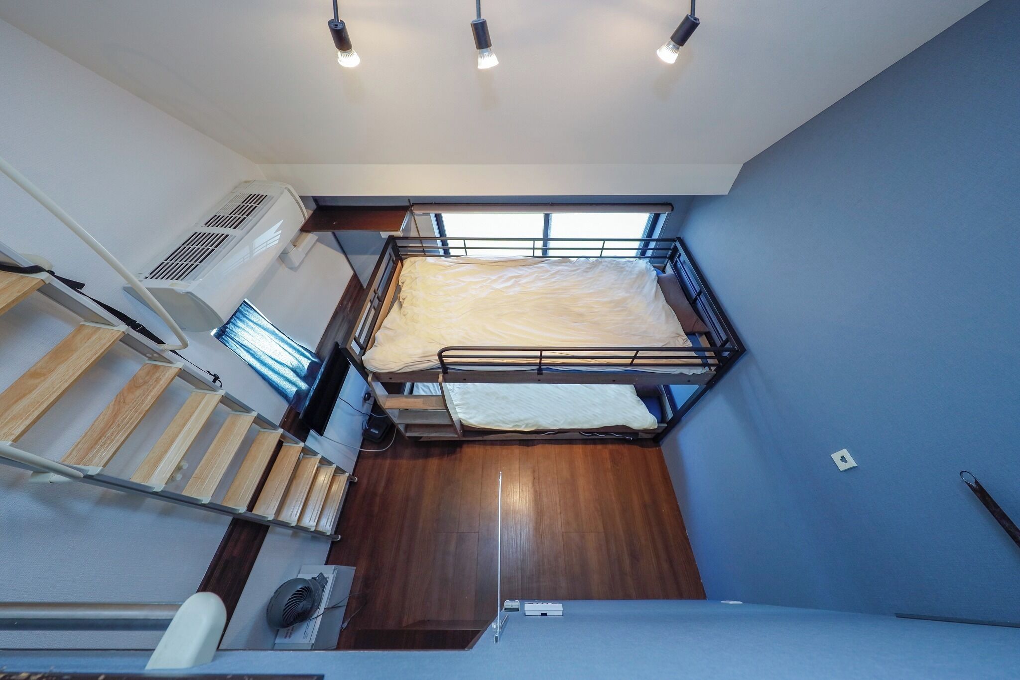 1 間睡房、書桌、床單