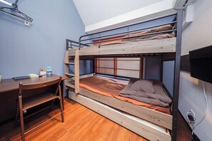 1 quarto, escrivaninha, roupa de cama