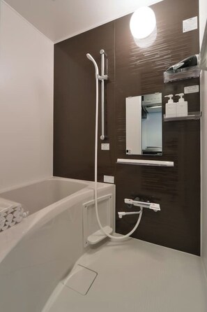 Secador de cabelo, toalhas de banho