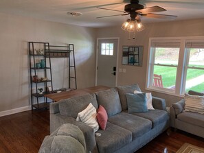 Smart TV, table tennis - The Chantal Verdugo House| Spacious family retreat| 4BR | Short walk to downtown (Floyd)