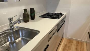 冷蔵庫、電子レンジ、コンロ、調理器具と食器