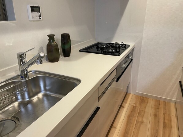 Kjøleskap, mikrobølgeovn, kokeplater og kjøkkenutstyr