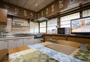 Fridge, microwave, cookware/dishes/utensils - 18 minutes walk from Dogo Onsen Station Private h - I LOVE MATSUYAMA / Matsuyama Ehime (Matsuyama)