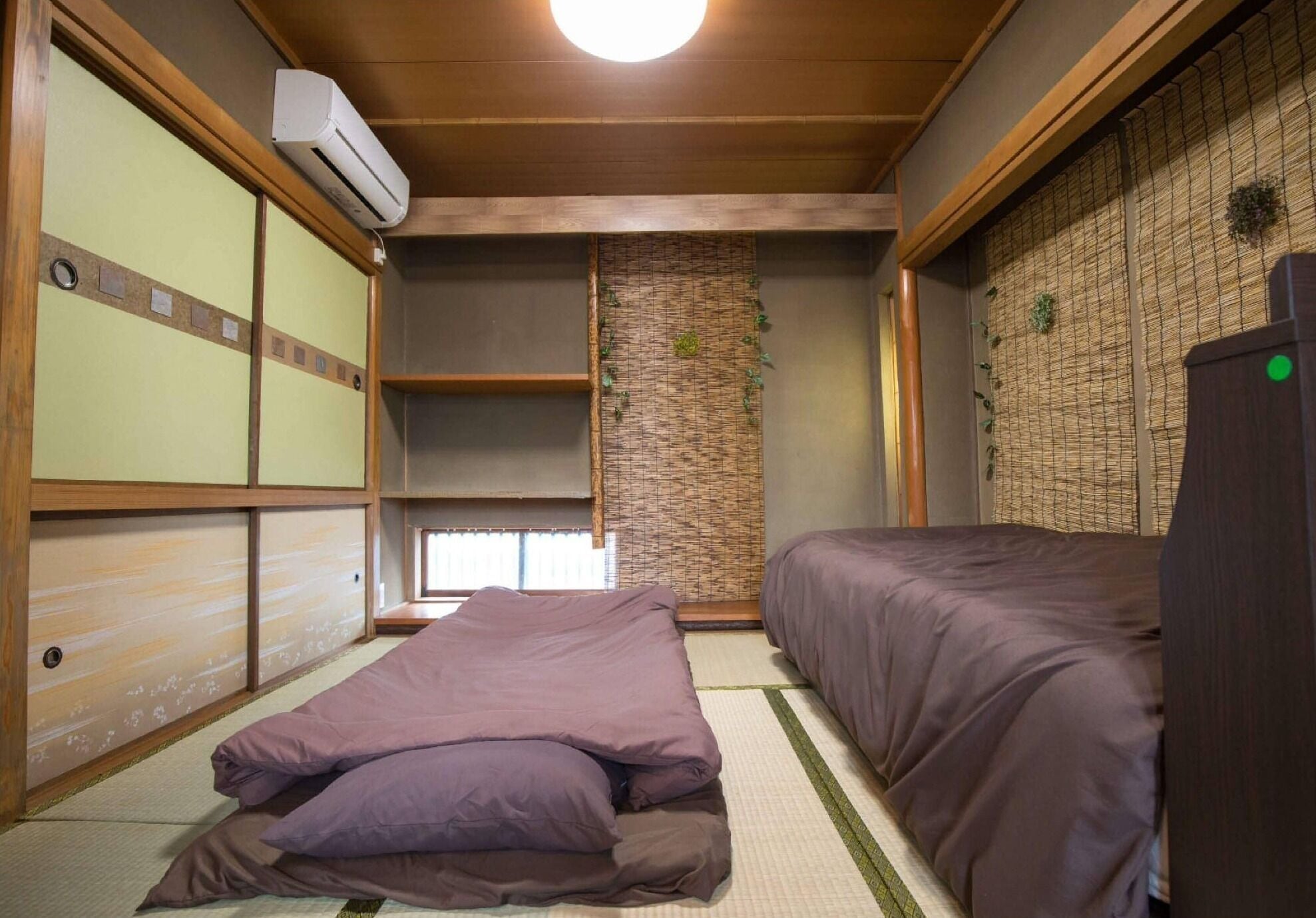 3 habitaciones, escritorio y ropa de cama 