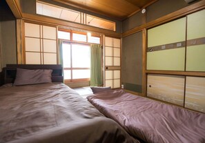 3 bedrooms, desk, bed sheets