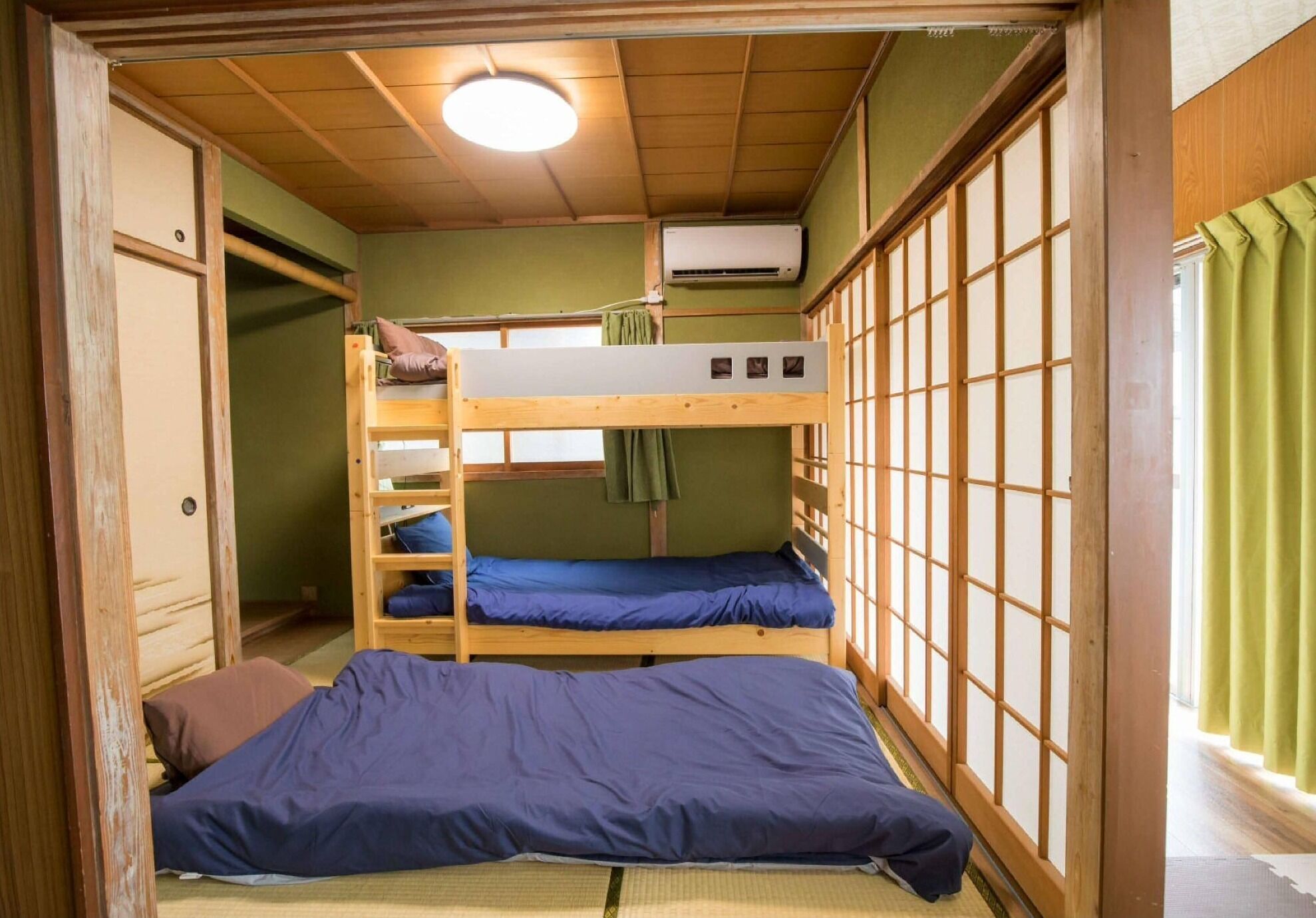 3 soverom, skrivebord og sengetøy