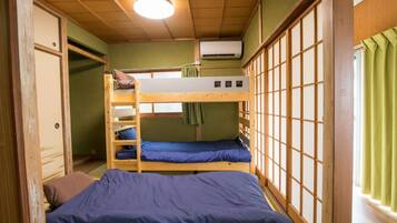 3 camere, una scrivania, lenzuola