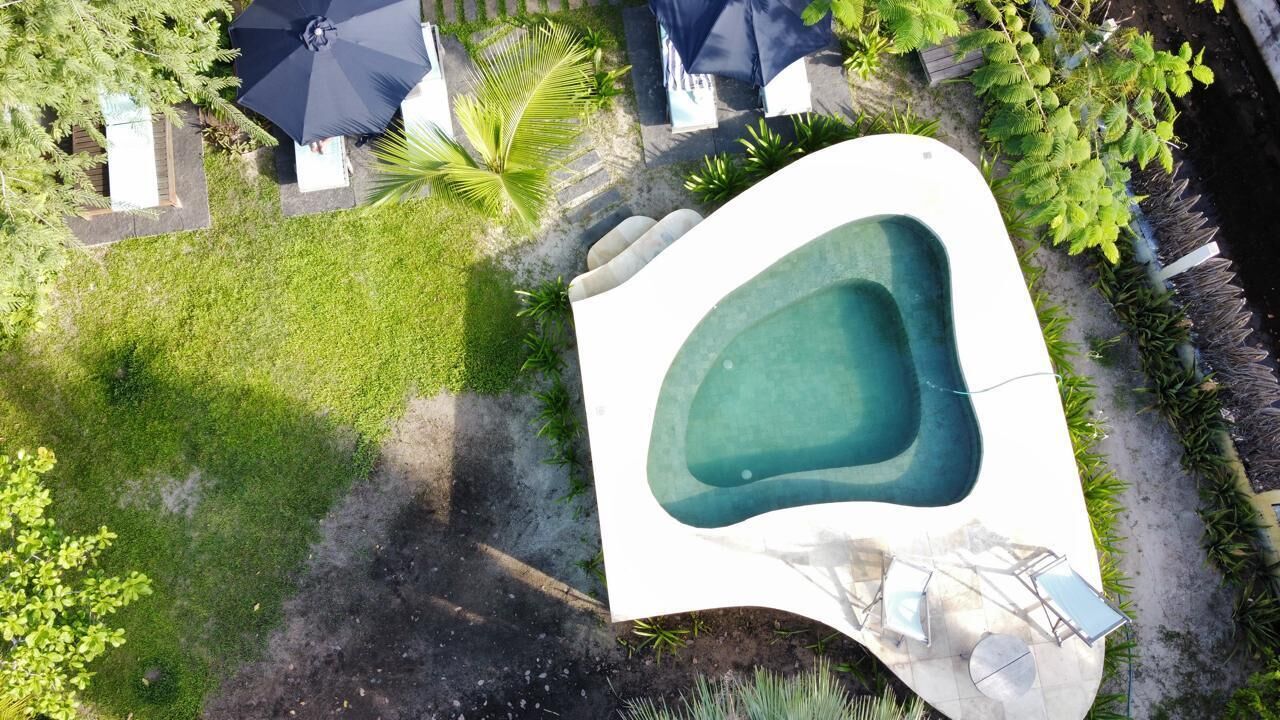 Una piscina al aire libre, sillones reclinables de piscina