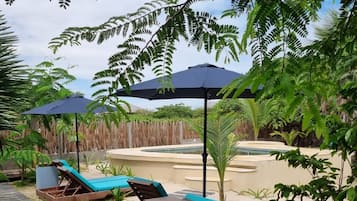 Piscina externa, espreguiçadeiras