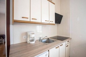 Fridge, microwave, dishwasher, coffee/tea maker