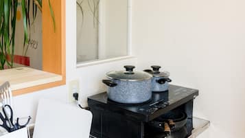 Fridge, microwave, stovetop, cookware/dishes/utensils