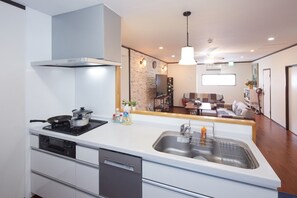 冰箱、微波炉、炉灶、厨具/餐具