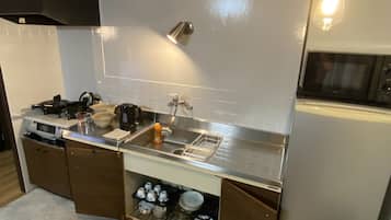 Réfrigérateur, micro-ondes, plaque de cuisson
