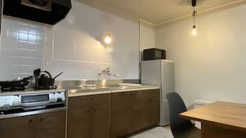 Fridge, microwave, stovetop, cookware/dishes/utensils