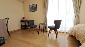 3 habitaciones, escritorio, tabla de planchar con plancha y wifi gratis