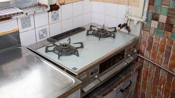 Fridge, microwave, stovetop, cookware/dishes/utensils