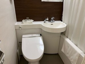 Un bany petit amb vàter, rentapel i mirall.