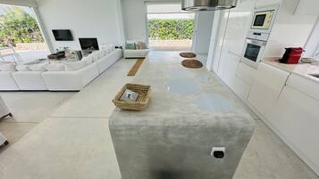 Een koelkast, een magnetron, een oven, een vaatwasser