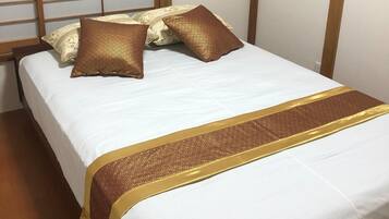 5 bedrooms, desk, iron/ironing board, free WiFi