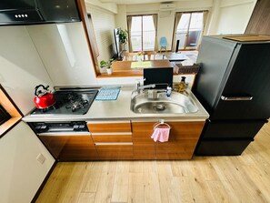 Fridge, microwave, stovetop, cookware/dishes/utensils