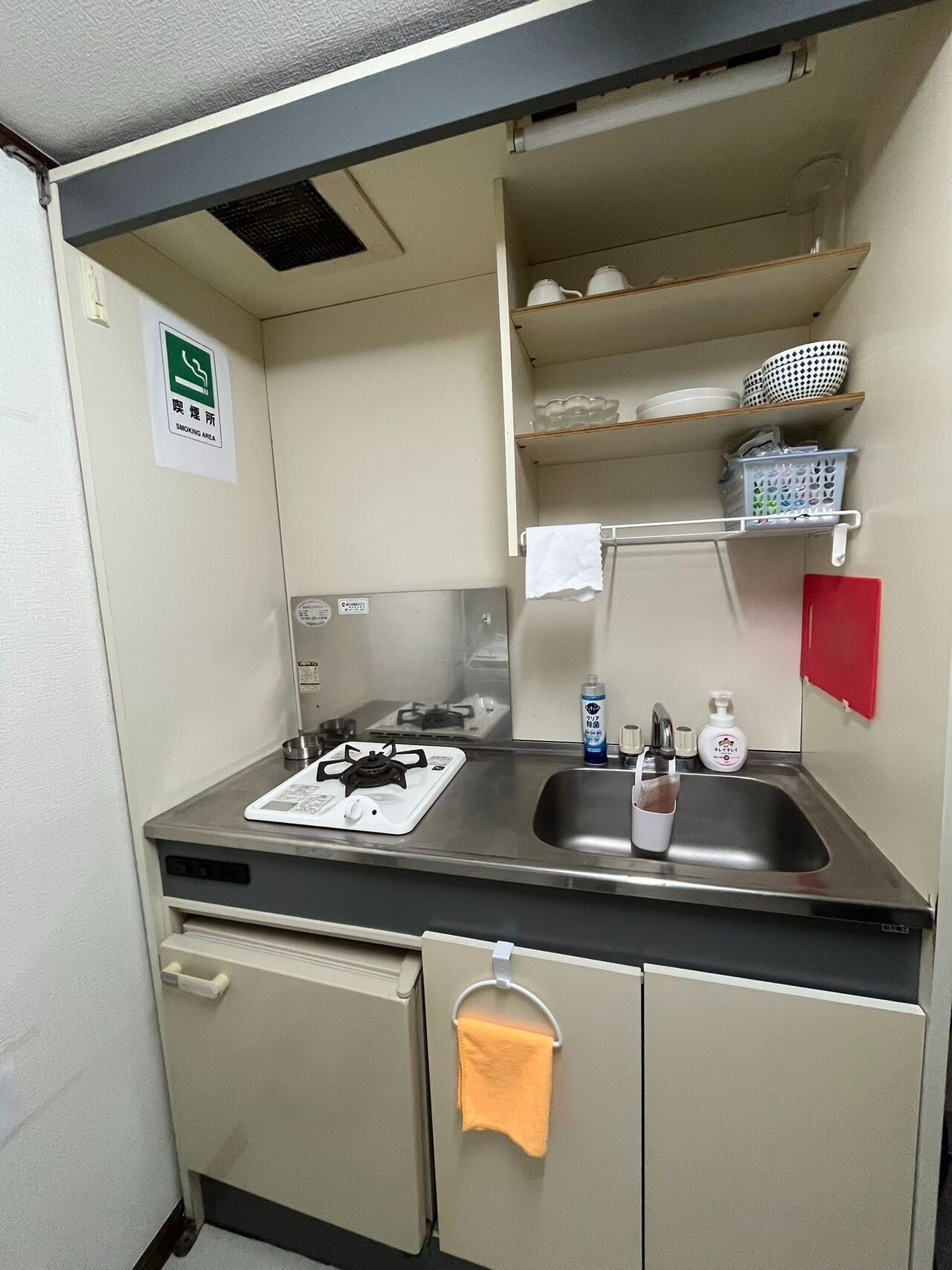 Fridge, microwave, stovetop, cookware/dishes/utensils