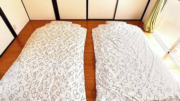 3 makuuhuonetta, työpöytä, ilmainen Wi-Fi, vuodevaatteet