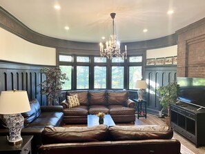 Una Smart TV, videojuegos, un reproductor de DVD