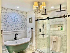 Een douche, een haardroger, handdoeken