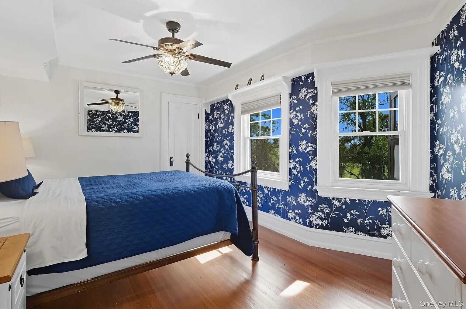 10 chambres, bureau, fer et planche à repasser, lit parapluie