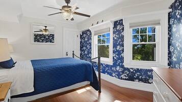 10 chambres, bureau, fer et planche Ă repasser, lit parapluie