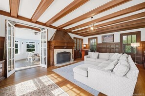 Téléviseur connecté, jeux vidéo, lecteur de DVD, table de ping-pong