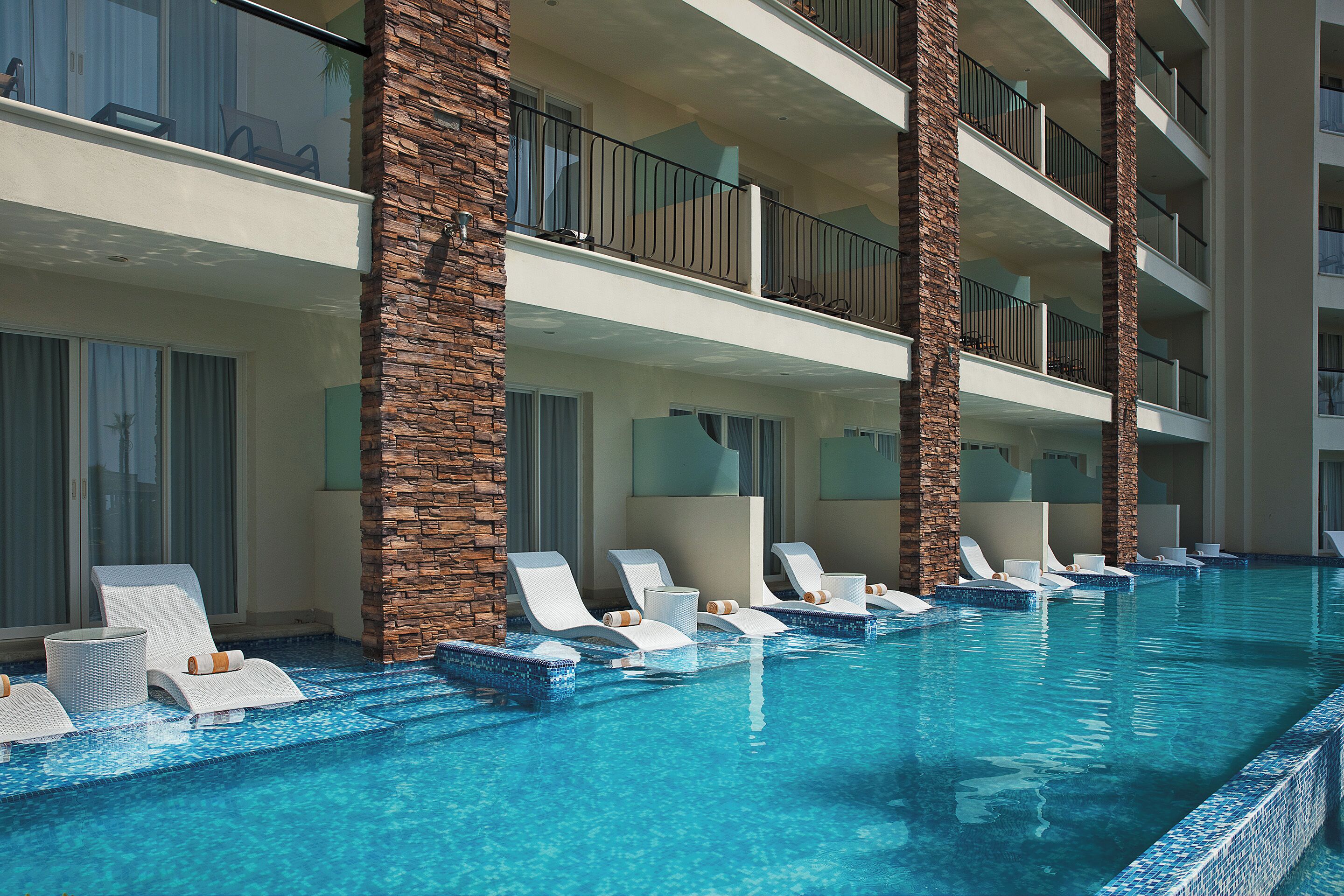 Altitude Junior Suite Swimout Garden View King | Private pool