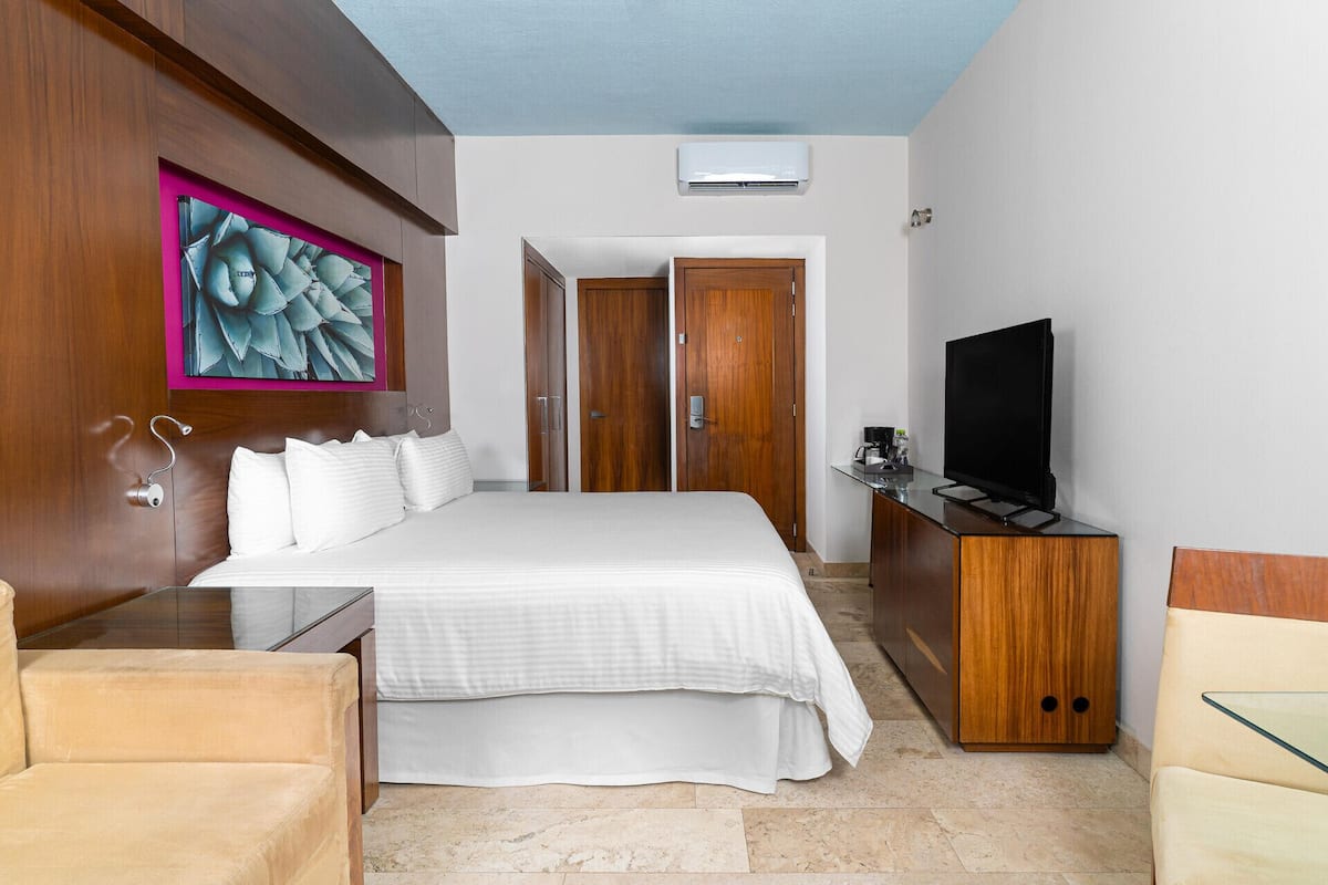 1 bedroom, premium bedding, in-room safe, laptop workspace