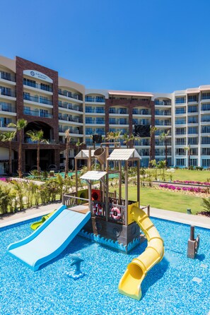 3 outdoor pools - Altitude by Krystal Grand Los Cabos – All Inclusive (San José del Cabo)
